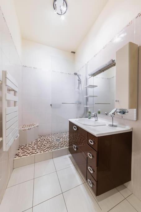Haussmannian Apartment, Near Champs-Elysees Paris Bagian luar foto